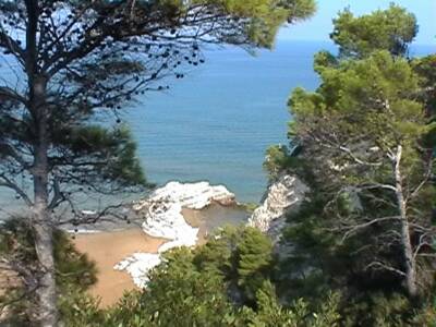 Strand von Vieste mit Stadt im Hintergrund